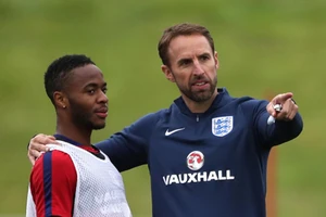 HLV Southgate loại Sterling khỏi tuyển Anh, gây tranh cãi với Maguire