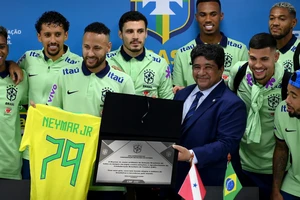 Neymar phá kỷ lục mọi thời đại