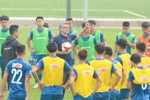 Ông Troussier tất bật 'chạy show', HLV của Palestine sợ thua