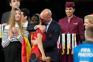 Ông Rubiales lại gặp tai họa sau cú 'khóa môi' nữ tuyển thủ Tây Ban Nha