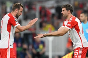 Muller bắt kịp kỷ lục của Ronaldo