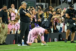 Messi trở lại và kết thúc sự nghiệp ở Argentina