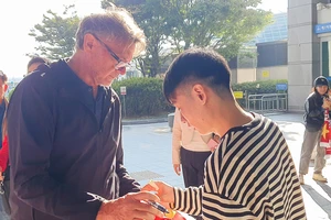 Đội tuyển Việt Nam đã đến Hàn Quốc, gây cảnh sốt vé