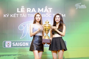 Khắc tên nhà vô địch lên cúp Faith