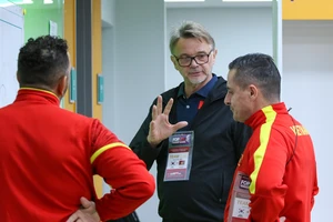 HLV Troussier tiếc nuối sau trận thua đậm Hàn Quốc