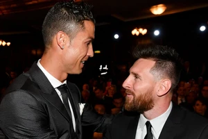 Ronaldo được an ủi khi Messi giành Quả bóng vàng