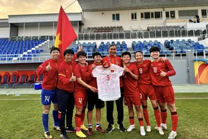 Xúc động Huỳnh Như và đồng đội tri ân thầy Mai Đức Chung ở trận đấu cuối cùng