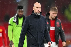 Manchester United 'tang gia bối rối'