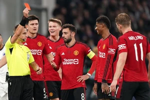 HLV Ten Hag giận dữ, Hojlund tiếc nuối