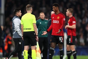 Rashford bị thẻ đỏ oan