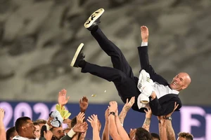 Real mời lại huyền thoại Zidane về cầm quân