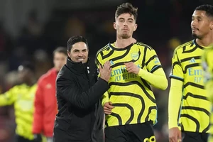 Arsenal vượt qua Man City, đe dọa soán ngôi vô địch Premier League