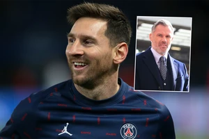 Messi không ngồi với huyền thoại Liverpool mà anh từng gọi là "con lừa"