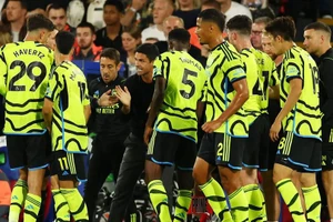 Trọng tài “giết chết” Arsenal