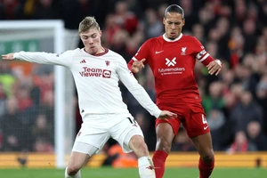 Tranh cãi nảy lửa về Van Dijk sau trận hòa Man United 