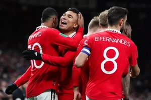 Chủ mới cắt giảm nhân sự Man United