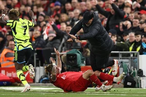 HLV Klopp nổi giận khi trọng tài từ chối phạt đền cho Liverpool