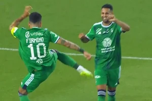 Bị tịt ngòi ở Saudi Arabia, ngôi sao Firmino muốn trở lại Anh