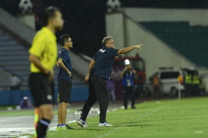 HLV Troussier và các đối thủ tuyên chiến mạnh mẽ ở Asian Cup