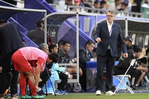 Thầy trò Troussier “bắt giò” Indonesia