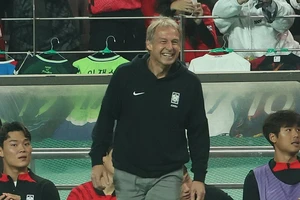 HLV Klinsmann tự giải mã bí ẩn nụ cười khi Hàn Quốc hòa Malaysia 3-3