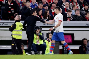 Barca gây khó xử cho Lewandowski