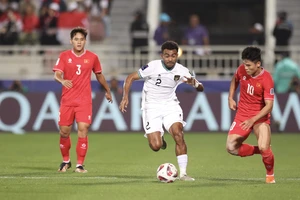 Đội tuyển Việt Nam bị Thái Lan qua mặt, chờ đại chiến Indonesia