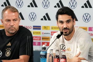 HLV Flick từ chối Bayer Munich, chờ tiếp quản Barcelona