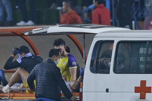 Tuấn Hải nhập viện, HLV Troussier lo sốt vó