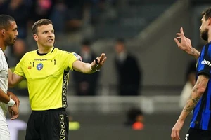 Hậu vệ tuyển Ý trả giá đắt vì hành vi phân biệt chủng tộc 