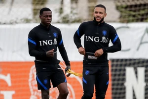 Sao Hà Lan Memphis Depay bị phản ứng vì thân với cầu thủ phạm tội