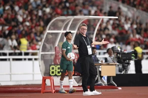 HLV Troussier lần đầu tiên nói về bóng đá Việt Nam khi trở về Pháp