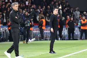 HLV Xavi 'nắn gân' thầy cũ Enrique với chiến thắng kịch tích