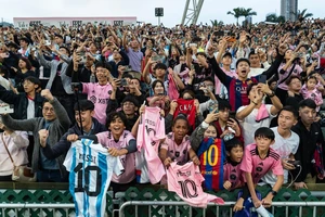 Làng bóng Hong Kong chưa tha thứ cho Messi, ngỏ lời mời Ronaldo