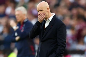 HLV Ten Hag tự tát vào mặt mình