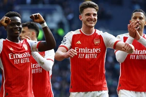 Arsenal ăn mừng như vô địch, chọc tức đối thủ