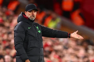 HLV Klopp tức giận huyền thoại Man United phá hoại ngôi vô địch của Liverpool