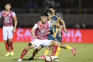 Đội bóng của bầu Đức rơi vào vùng nguy hiểm, HLV Vũ Tiến Thành công kích trọng tài