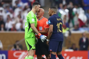 Thủ môn Argentina lại chọc tức Mbappe