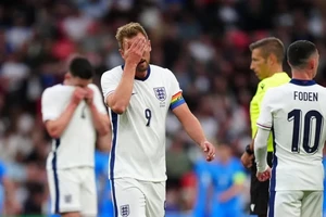 Tuyển Anh bị la ó trong trận thua sốc tại Wembley 