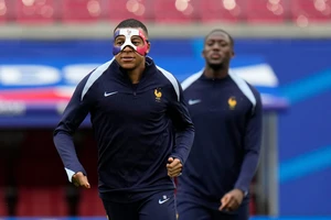 Mbappe mang mặt nạ ra sân đại chiến Hà Lan