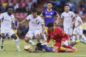 Đội bóng của bầu Đức thoát suất play off, Bình Định á quân