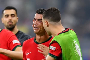 Mẹ của Ronaldo cũng khóc vì con trai sút hỏng phạt đền và nỗi đau của siêu sao