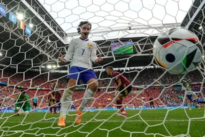 Tiểu tướng Mbappe sẽ cho thần tượng Ronaldo dừng cuộc chơi