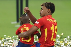 Yamal ăn mừng chức vô địch với em trai 'đốn tim' người hâm mộ