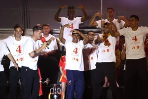 Hai nhà vô địch Euro và Copa America gặp họa vì ăn mừng quá lố