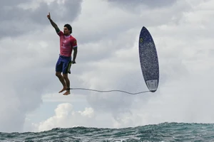 Bức ảnh tuyệt đẹp chụp VĐV Olympic Paris 2024 bay lên trời gây bão mạng xã hội