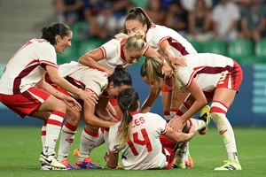 Tuyển nữ Canada nằm thế kèo trên, bất chấp kháng cáo trừ 6 điểm