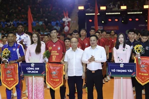 Chủ giải bóng chuyền Công an TP.HCM thắng lớn trong ngày khai mạc