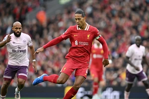 Virgil Van Dijk làm sáng tỏ hợp đồng với Liverpool 